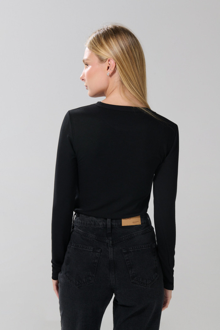Camiseta en rib negra con manga larga y cuello redondo
