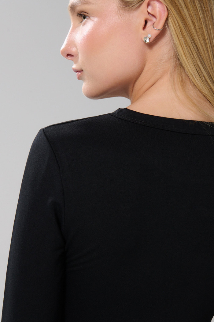 Camiseta en rib negra con manga larga y cuello redondo