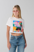 Camiseta crema clara crop top con arte de Coca-Cola