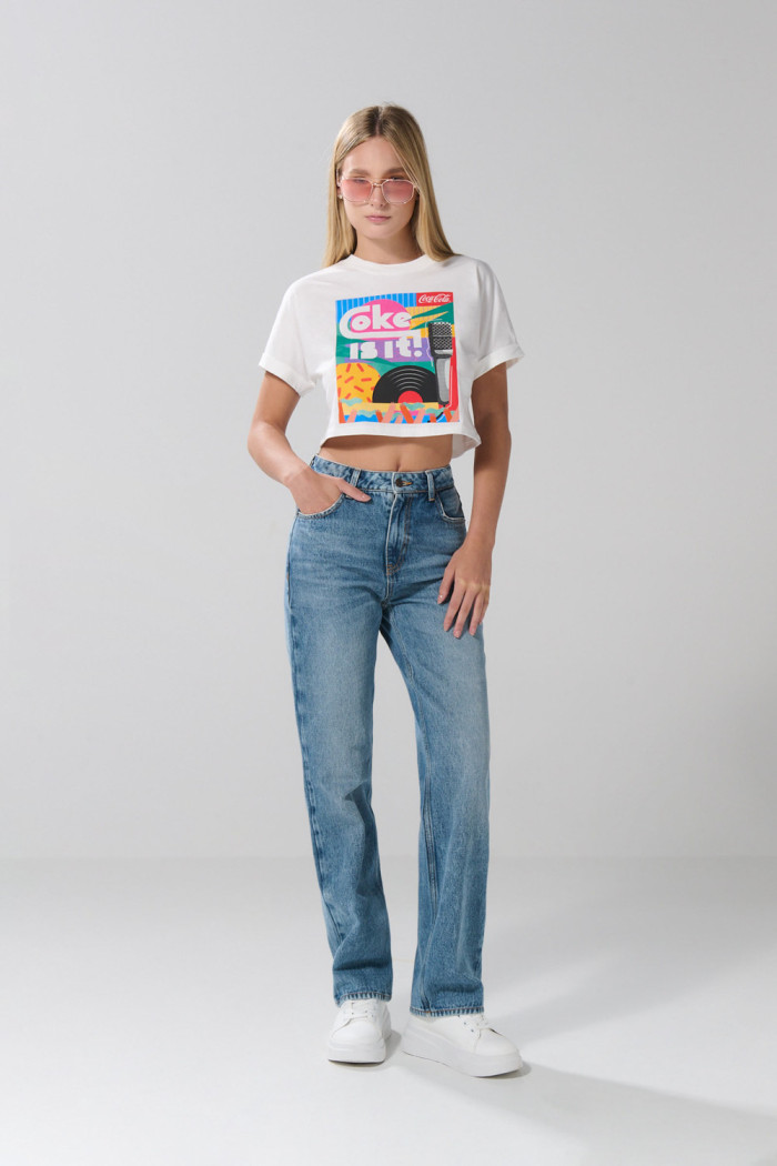 Camiseta crema clara crop top con arte de Coca-Cola