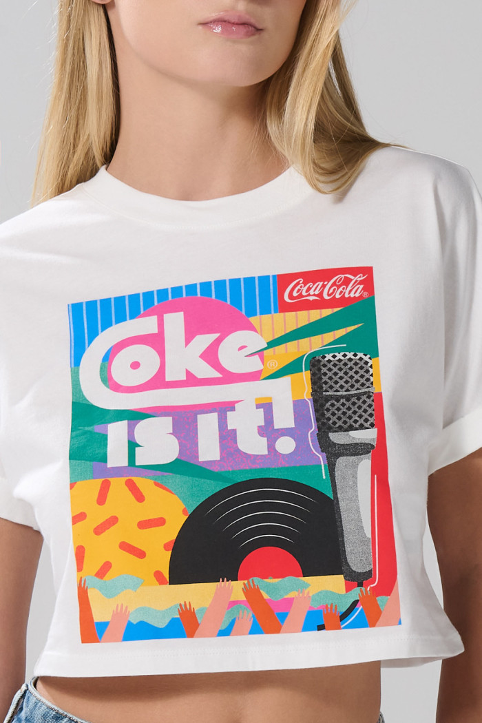 Camiseta crema clara crop top con arte de Coca-Cola