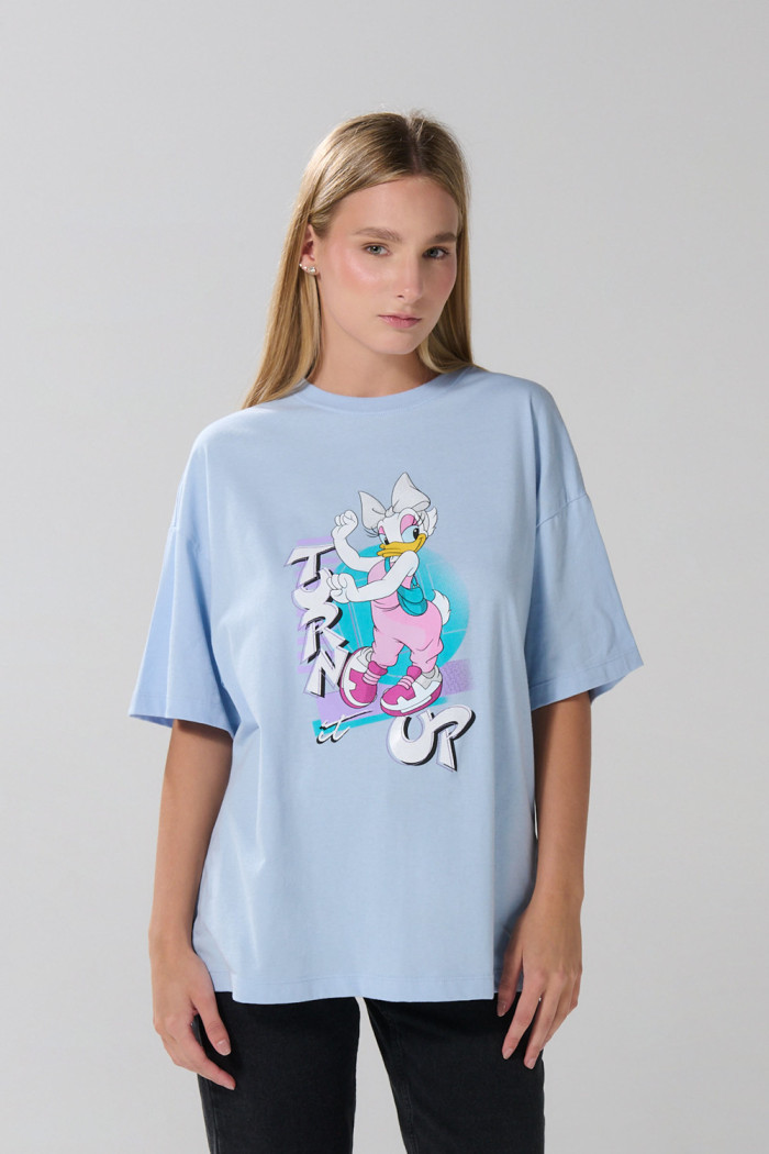 Camiseta oversize azul clara manga corta con diseño de Daisy