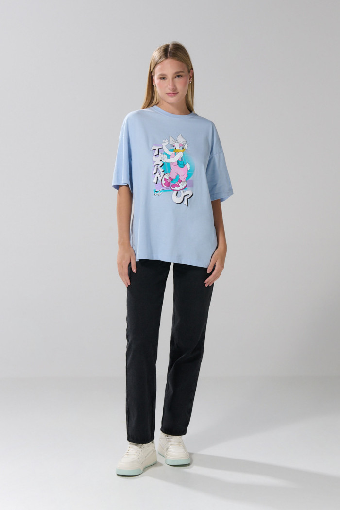Camiseta oversize azul clara manga corta con diseño de Daisy