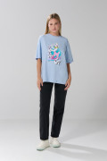 Camiseta oversize azul clara manga corta con diseño de Daisy
