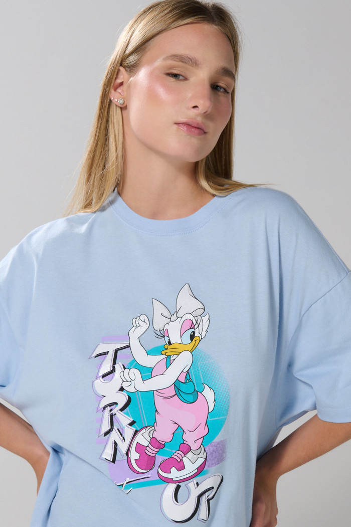 Camiseta oversize azul clara manga corta con diseño de Daisy