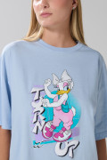 Camiseta oversize azul clara manga corta con diseño de Daisy