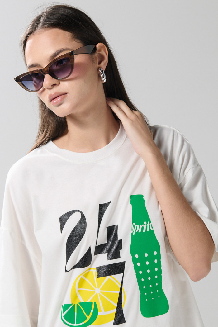 Camiseta oversize crema manga corta con arte de Sprite