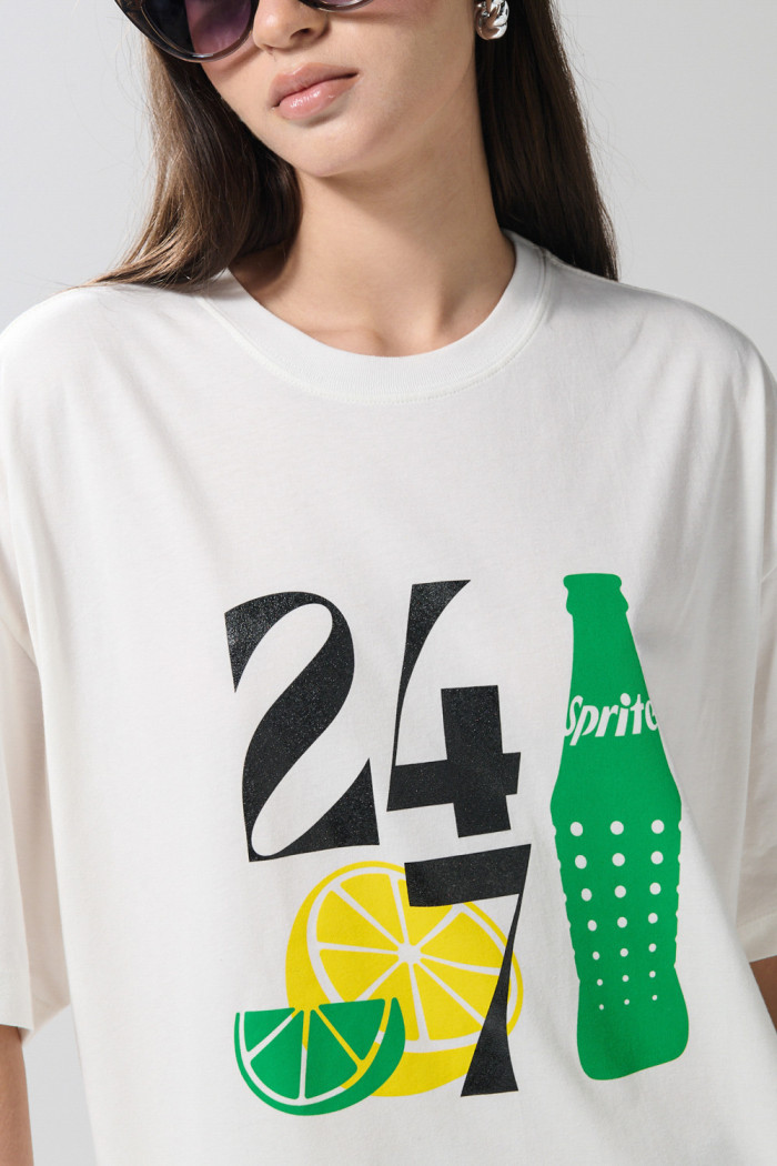 Camiseta oversize crema manga corta con arte de Sprite