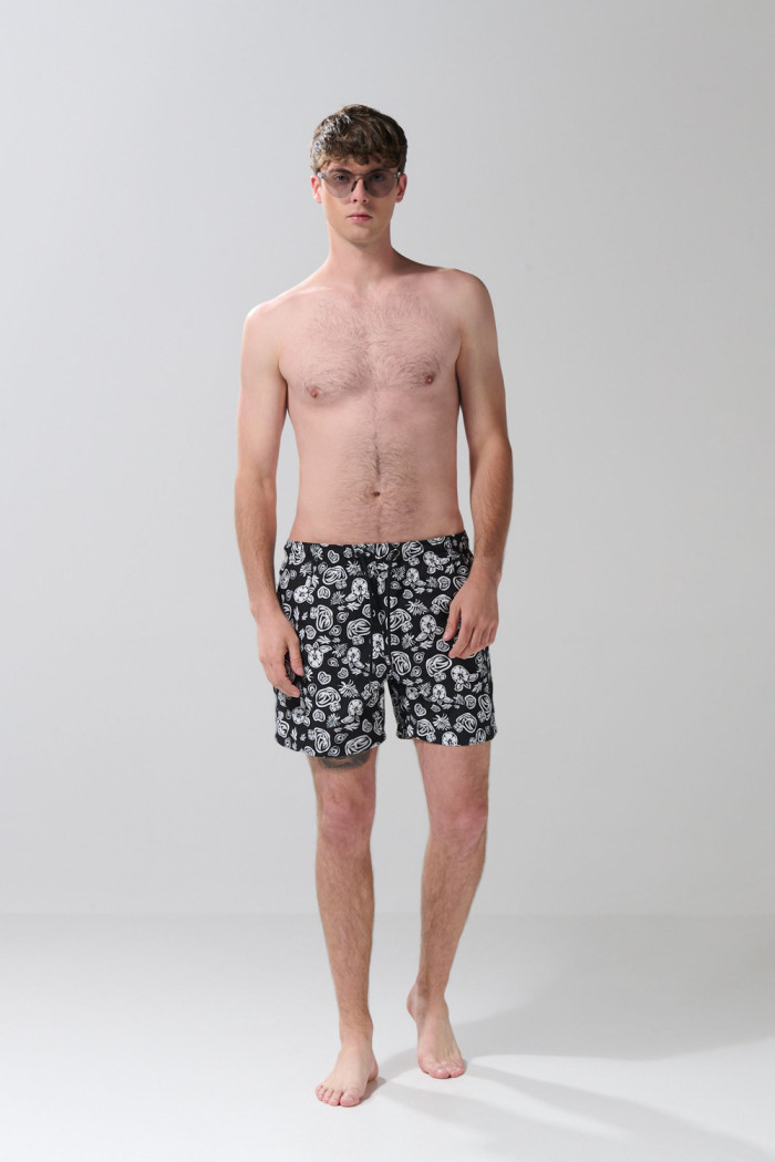 Bermuda playera negra con estampados y tiro bajo