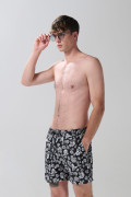 Bermuda playera negra con estampados y tiro bajo