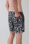 Bermuda playera negra con estampados y tiro bajo