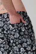 Bermuda playera negra con estampados y tiro bajo