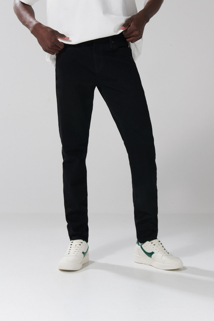 Jean slim negro tiro bajo con cremallera y ajuste ceñido