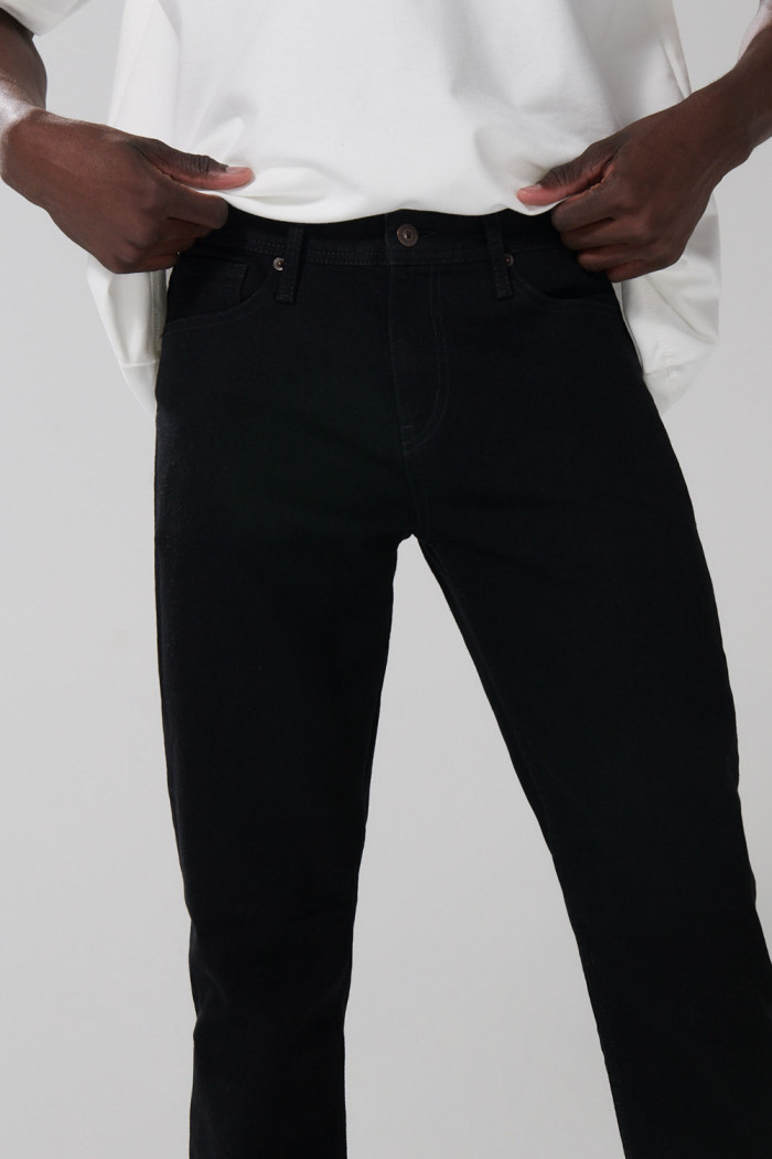 Jean slim negro tiro bajo con cremallera y ajuste ceñido