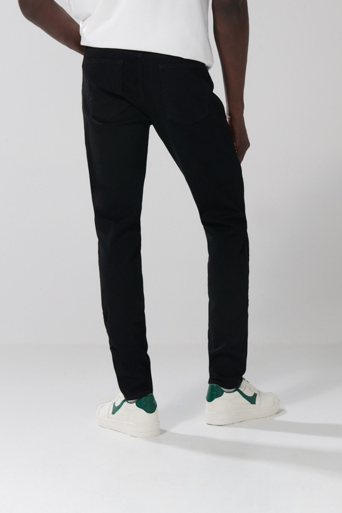 Jean slim negro tiro bajo con cremallera y ajuste ceñido