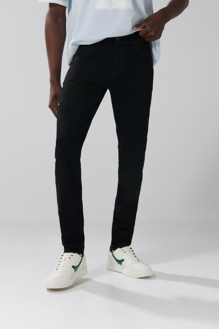 Jean negro slim con tiro bajo, bolsillos y ajuste ceñido