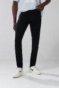 Jean negro slim con tiro bajo, bolsillos y ajuste ceñido