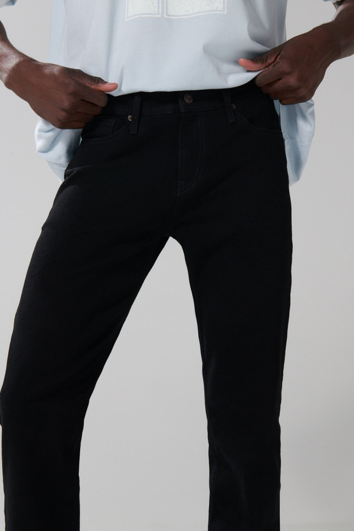 Jean negro slim con tiro bajo, bolsillos y ajuste ceñido