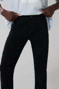 Jean negro slim con tiro bajo, bolsillos y ajuste ceñido
