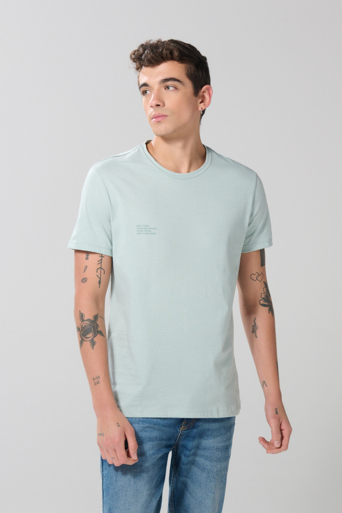 Camiseta unicolor con texto minimalista y manga corta