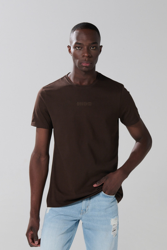 Camiseta unicolor con texto minimalista y manga corta