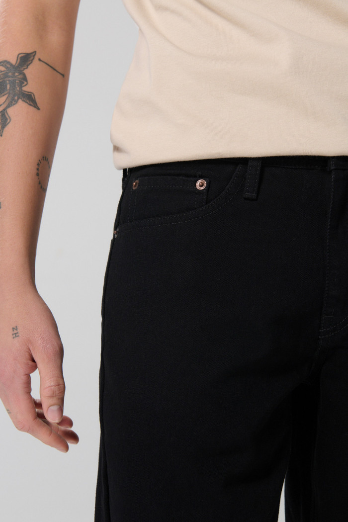 Jean bota recta 90´S negro con bolsillos y tiro bajo