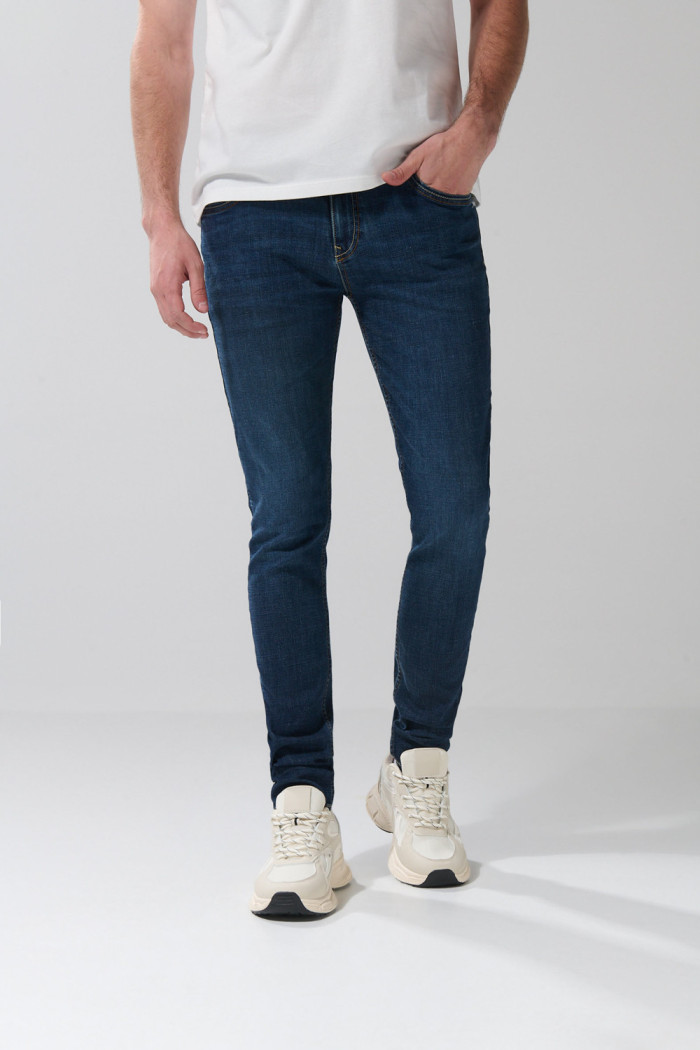 Jean skinny tiro bajo ceñido azul oscuro con bolsillos