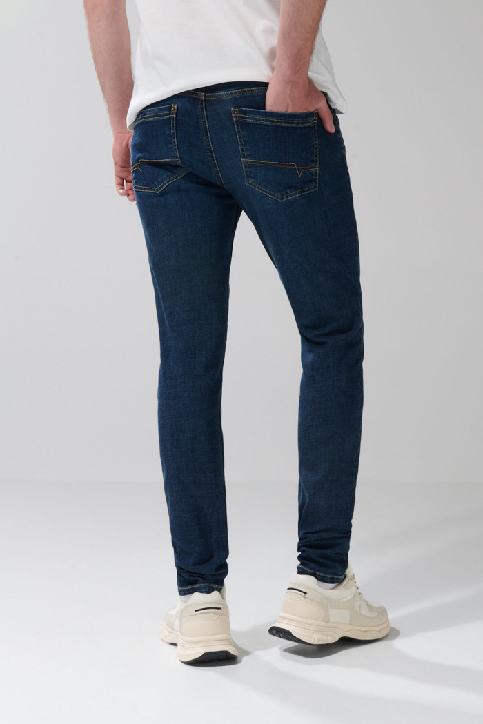 Jean skinny tiro bajo ceñido azul oscuro con bolsillos
