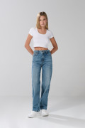 Jean 90´S azul claro tiro alto con bolsillos y bota recta