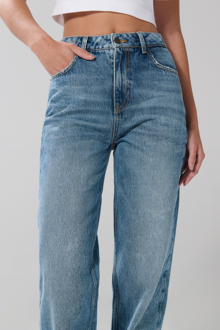 Jean 90´S azul claro tiro alto con bolsillos y bota recta