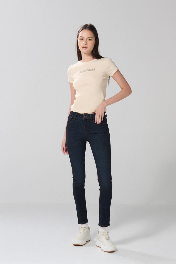 Jean azul intenso push up con realce posterior y tiro alto