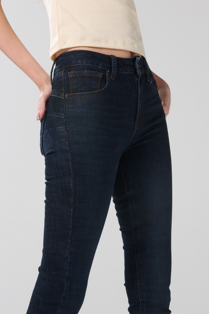 Jean azul intenso push up con realce posterior y tiro alto