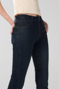 Jean azul intenso push up con realce posterior y tiro alto