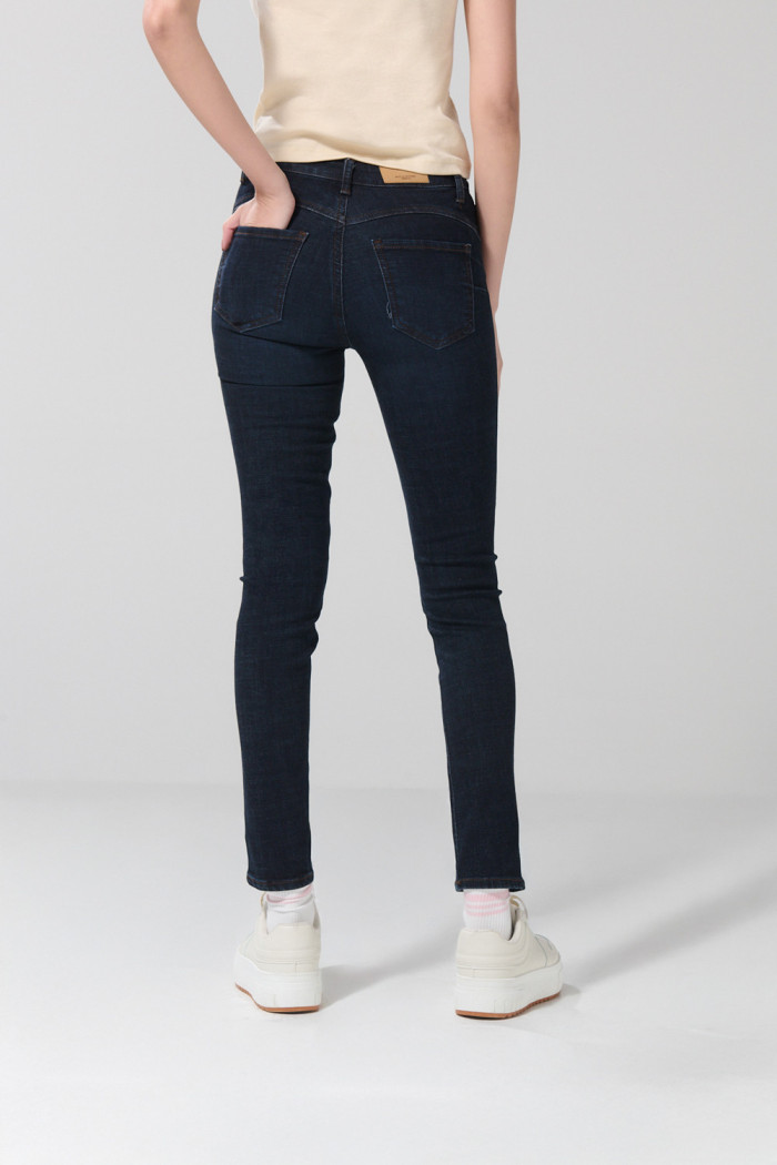 Jean azul intenso push up con realce posterior y tiro alto
