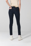 Jean azul intenso push up con realce posterior y tiro alto