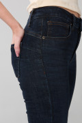 Jean azul intenso push up con realce posterior y tiro alto