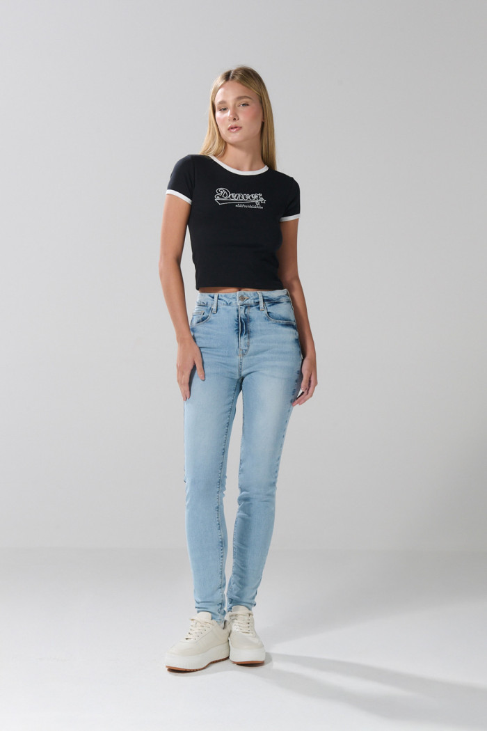 Jean jegging azul ajustado con bolsillos y tiro súper alto