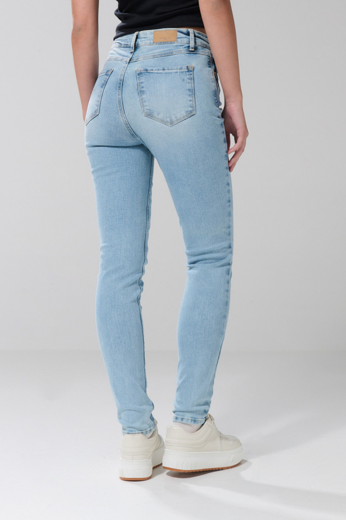 Jean jegging azul ajustado con bolsillos y tiro súper alto