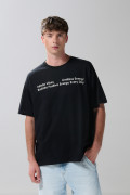 Camiseta negra con textos y manga corta oversize