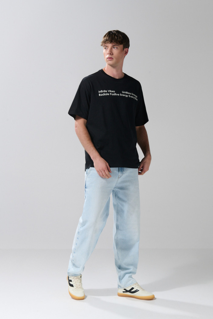 Camiseta negra con textos y manga corta oversize