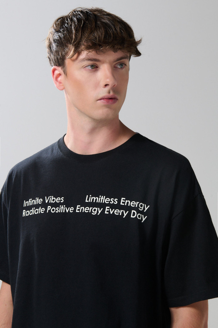 Camiseta negra con textos y manga corta oversize