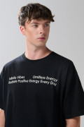 Camiseta negra con textos y manga corta oversize
