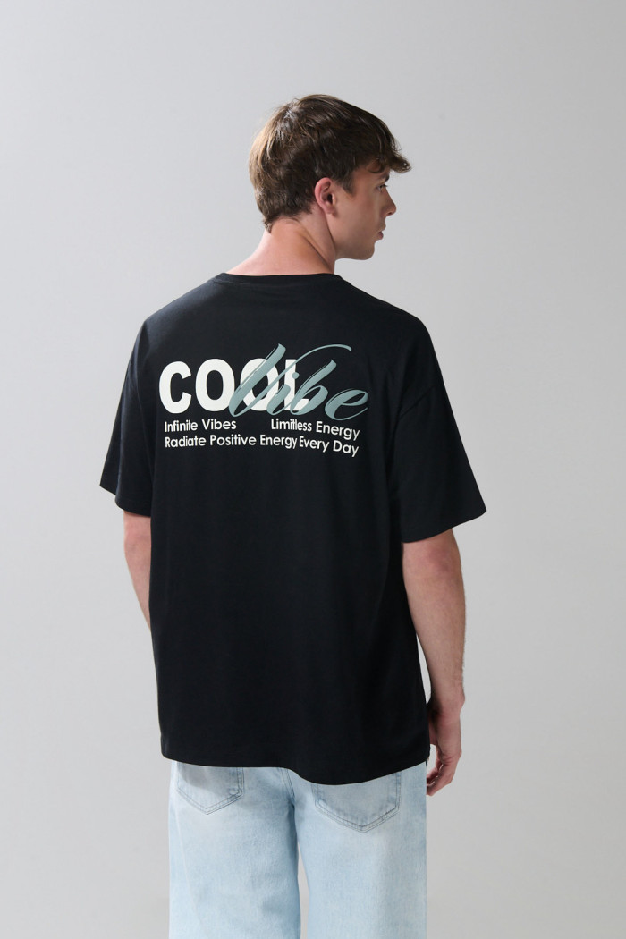 Camiseta negra con textos y manga corta oversize