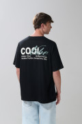 Camiseta negra con textos y manga corta oversize