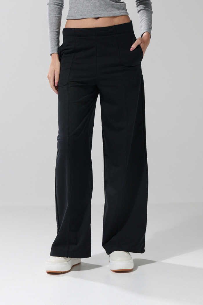 Pantalón unicolor tipo jogger con bota recta y bolsillos