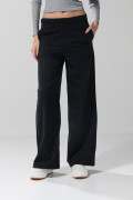 Pantalón unicolor tipo jogger con bota recta y bolsillos