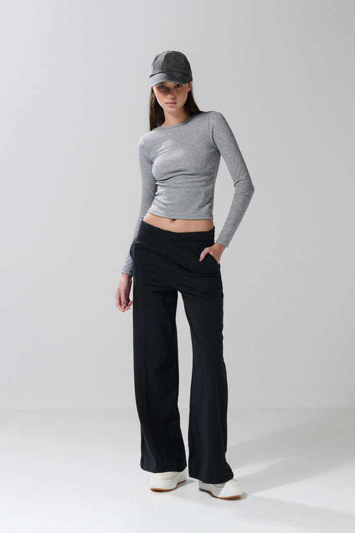 Pantalón unicolor tipo jogger con bota recta y bolsillos