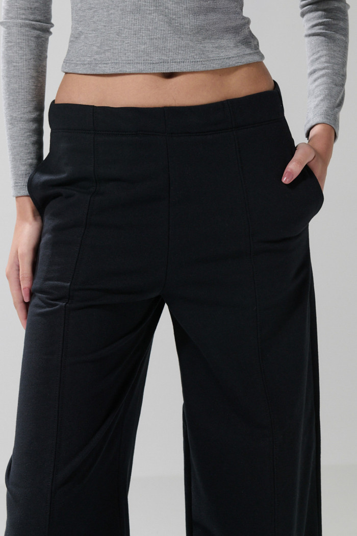 Pantalón unicolor tipo jogger con bota recta y bolsillos