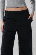 Pantalón unicolor tipo jogger con bota recta y bolsillos