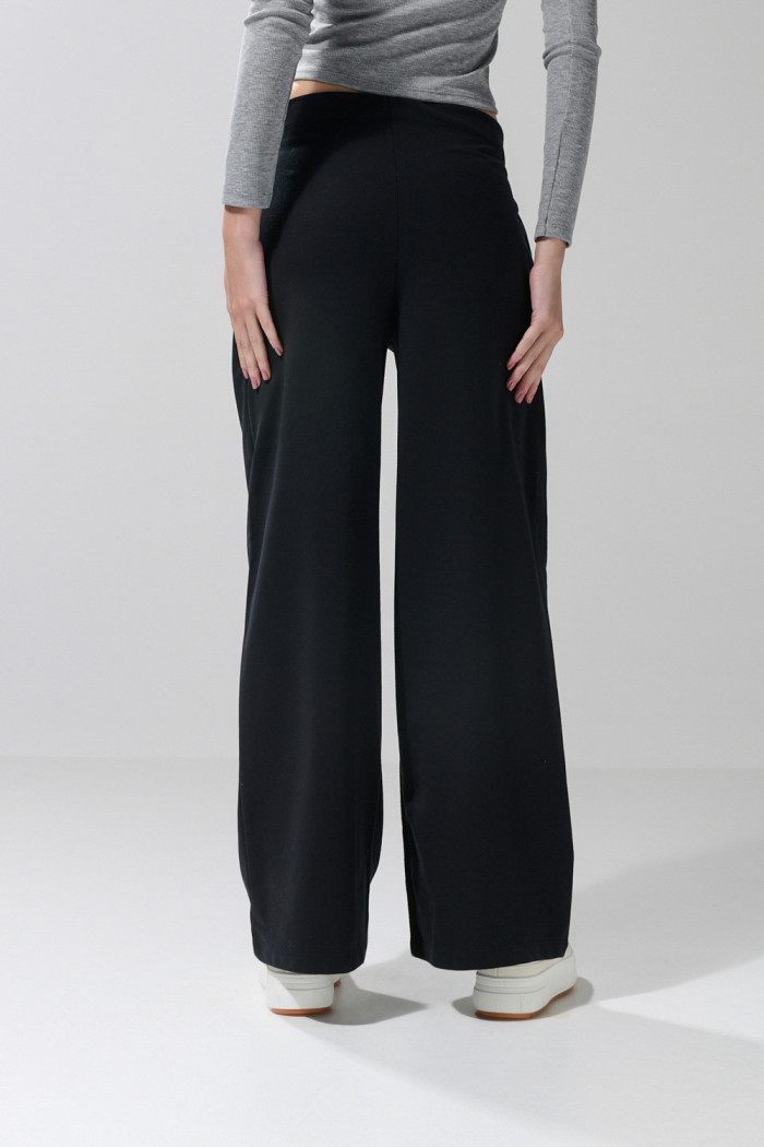 Pantalón unicolor tipo jogger con bota recta y bolsillos